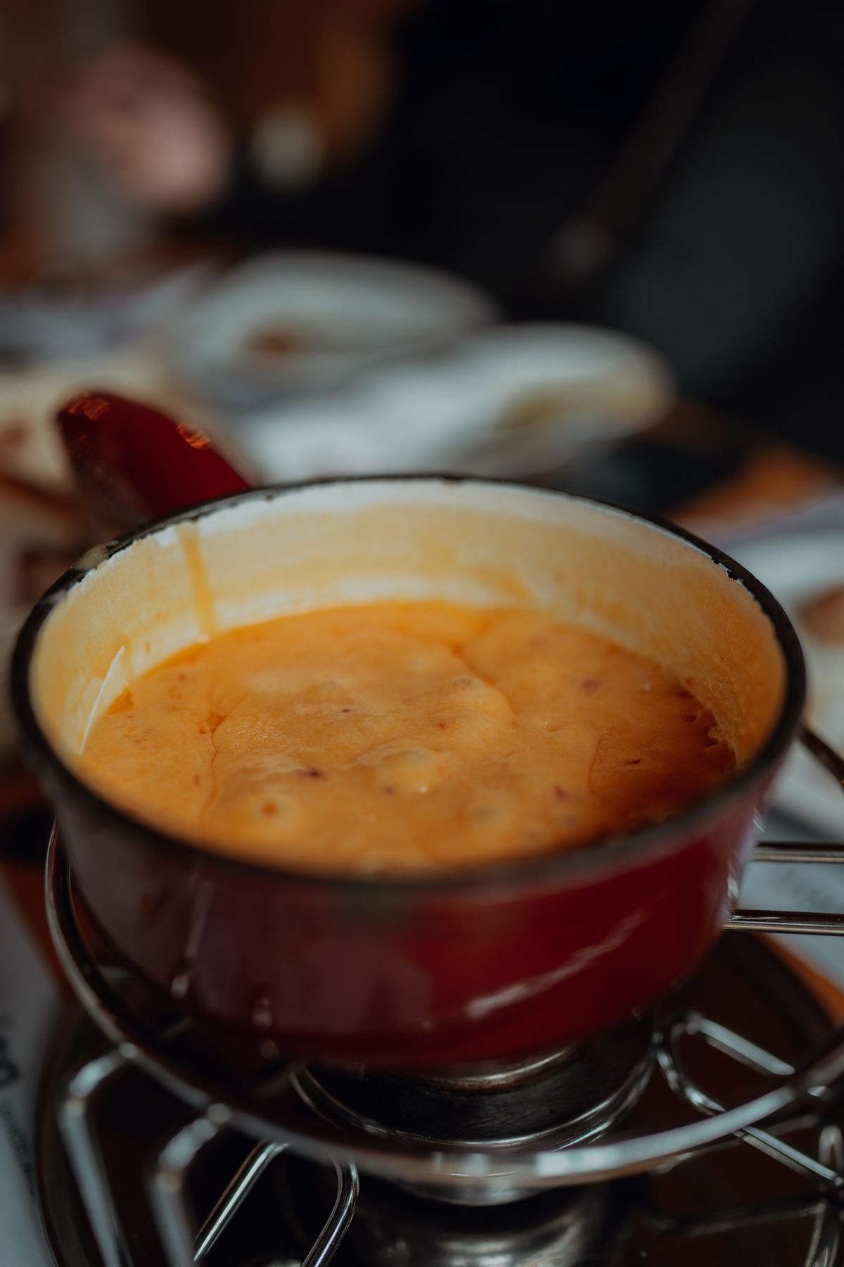 Fondue savoyarde au fromage dans un caquelon
