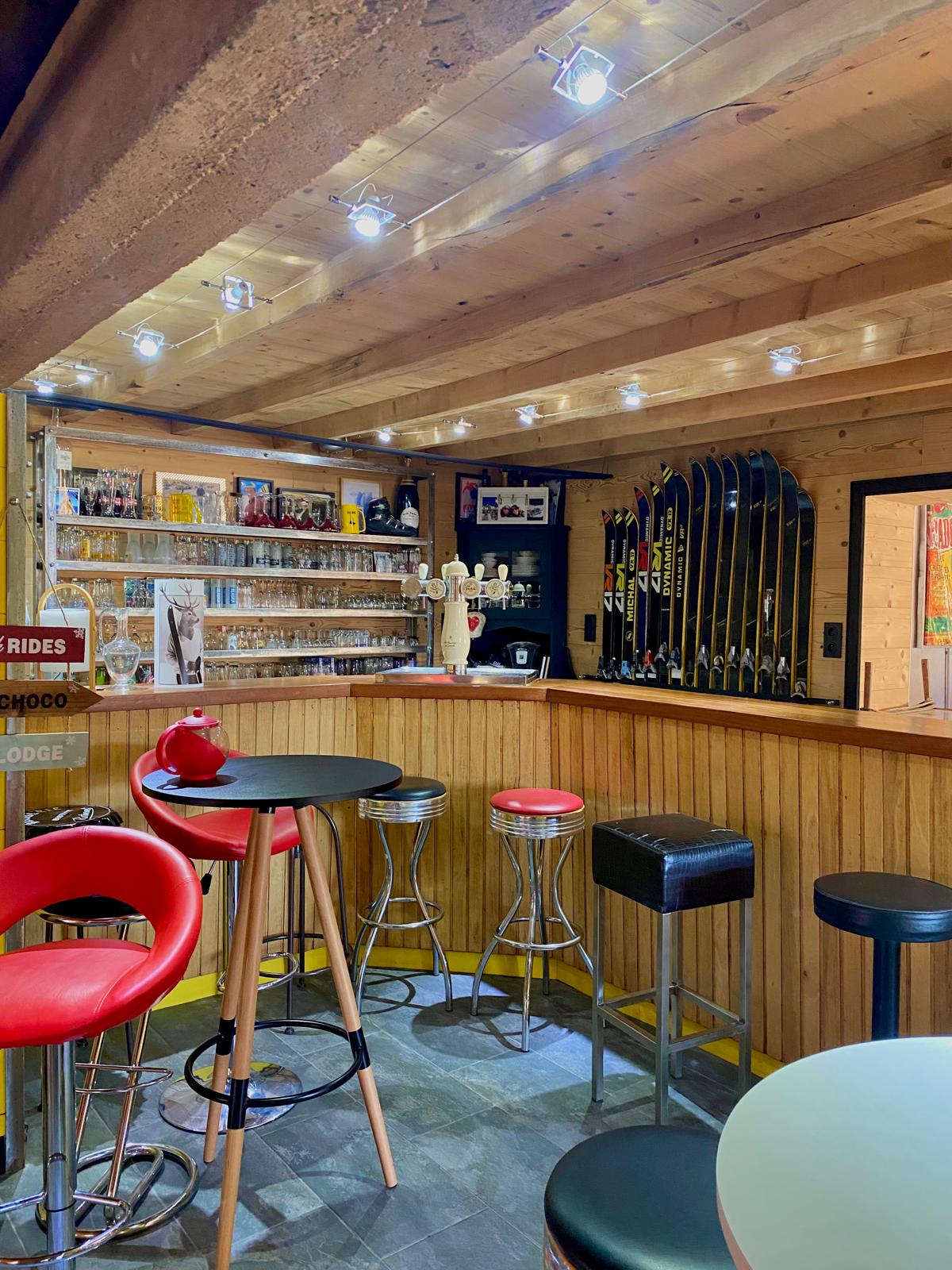 Bar avec décoration de skis
