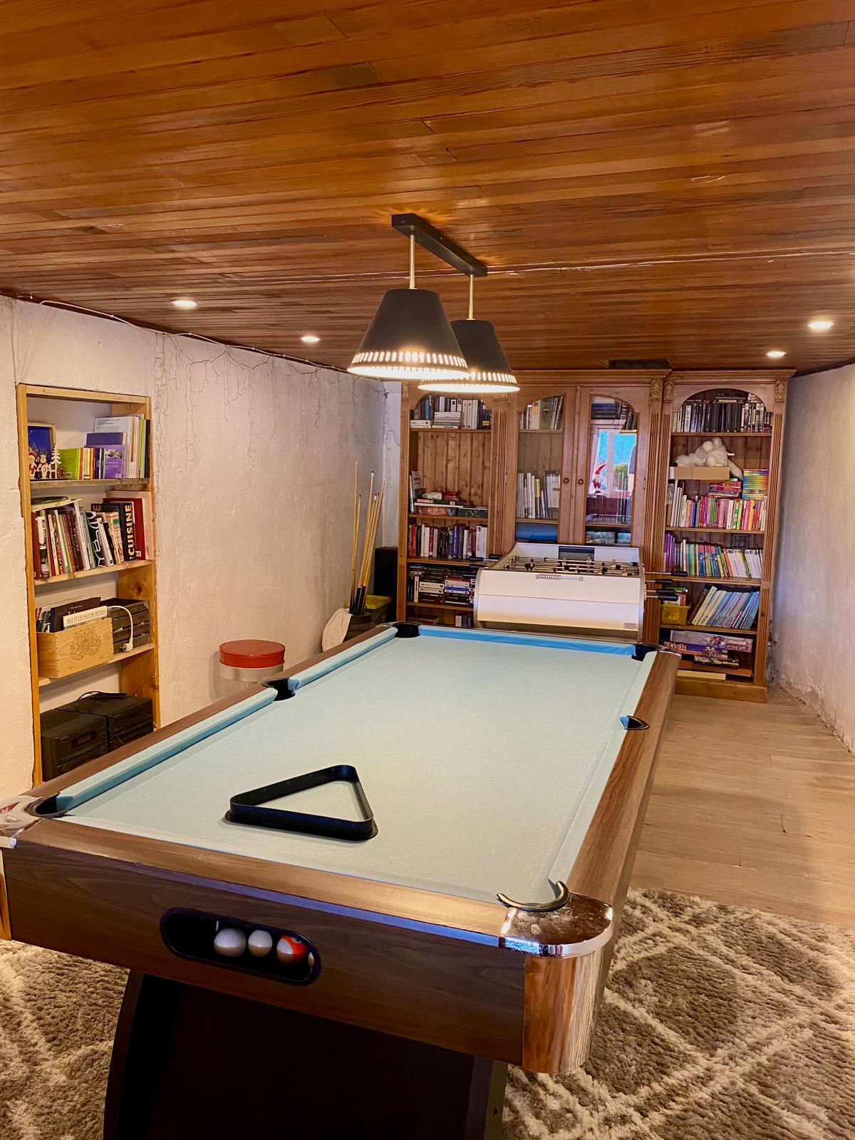 Salle de jeux avec table de billard et baby-foot