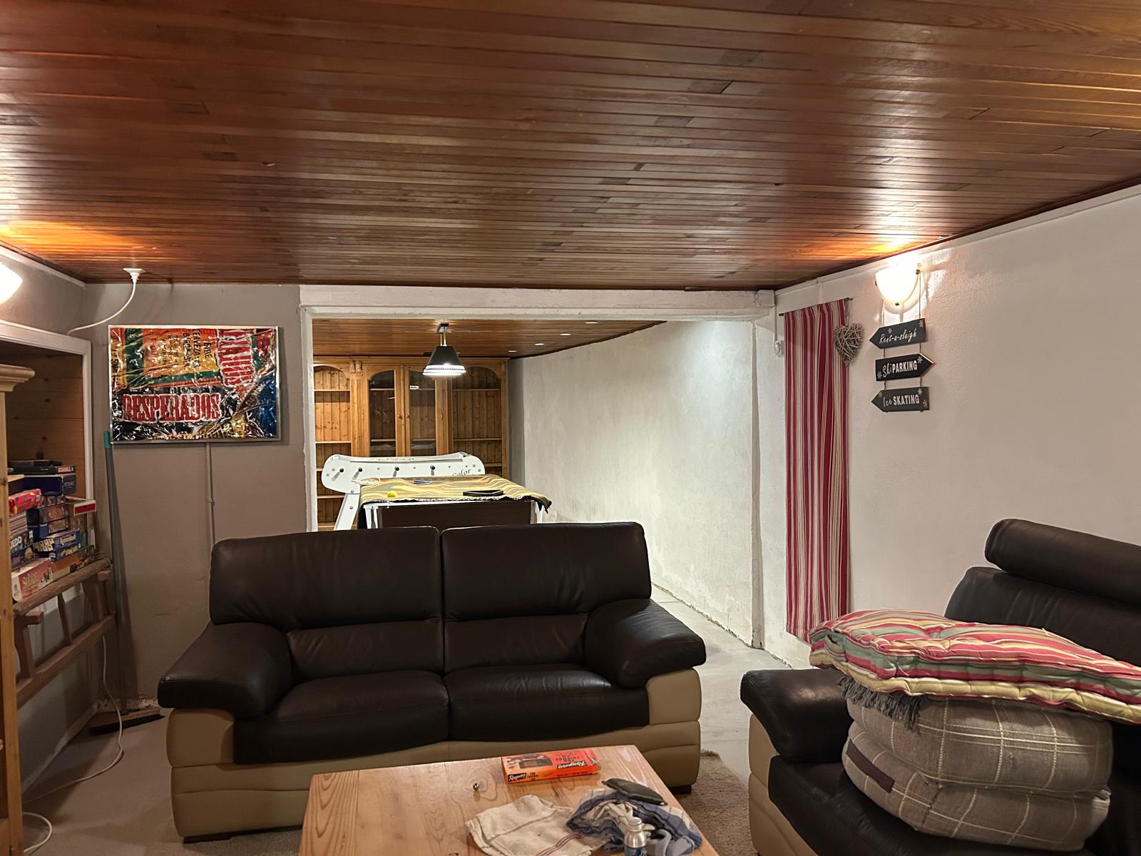 Étagère de jeux de société dans le salon
