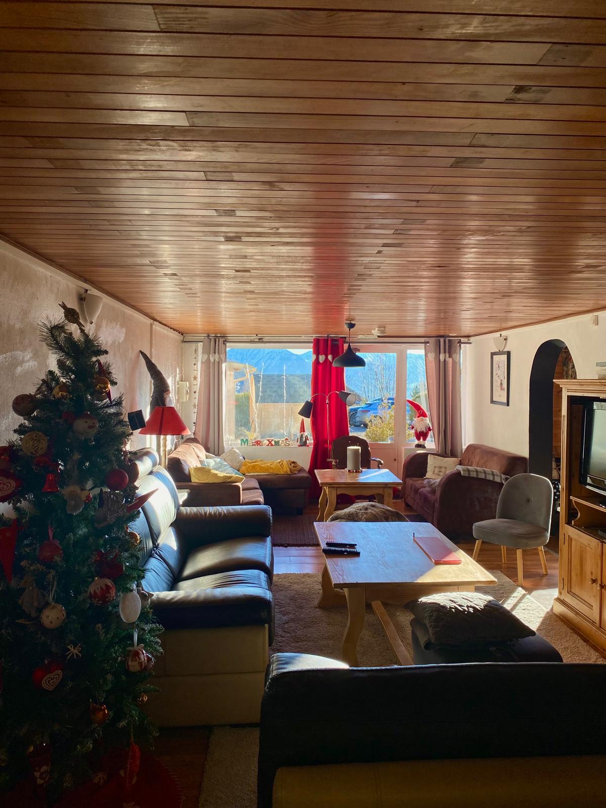 Salon cosy avec vue sur les sommets