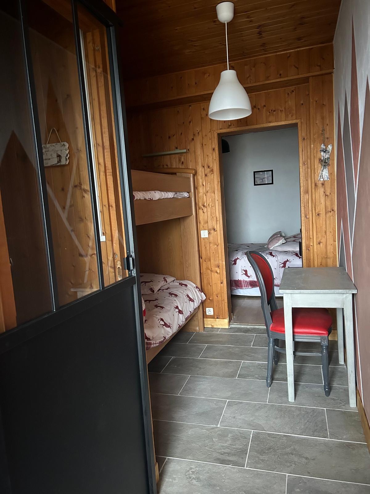 Chambre avec lits superposés et décor montagne