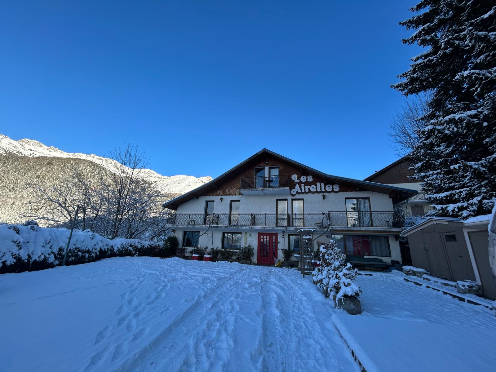 Façade du chalet Les Airelles sous la neige à Saint-François-Longchamp