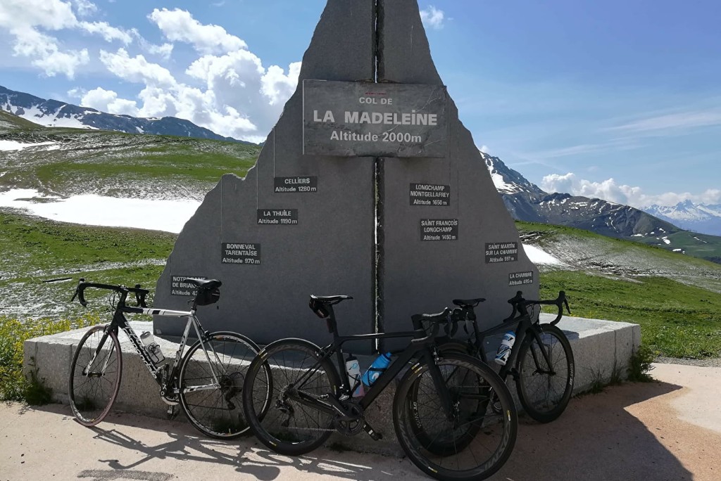 Borne du Col de la Madeleine à 2000 m, vélos au sommet