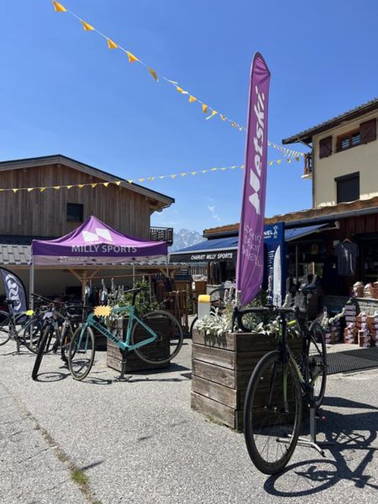Milly Sports en été avec vélos de route exposés devant le magasin