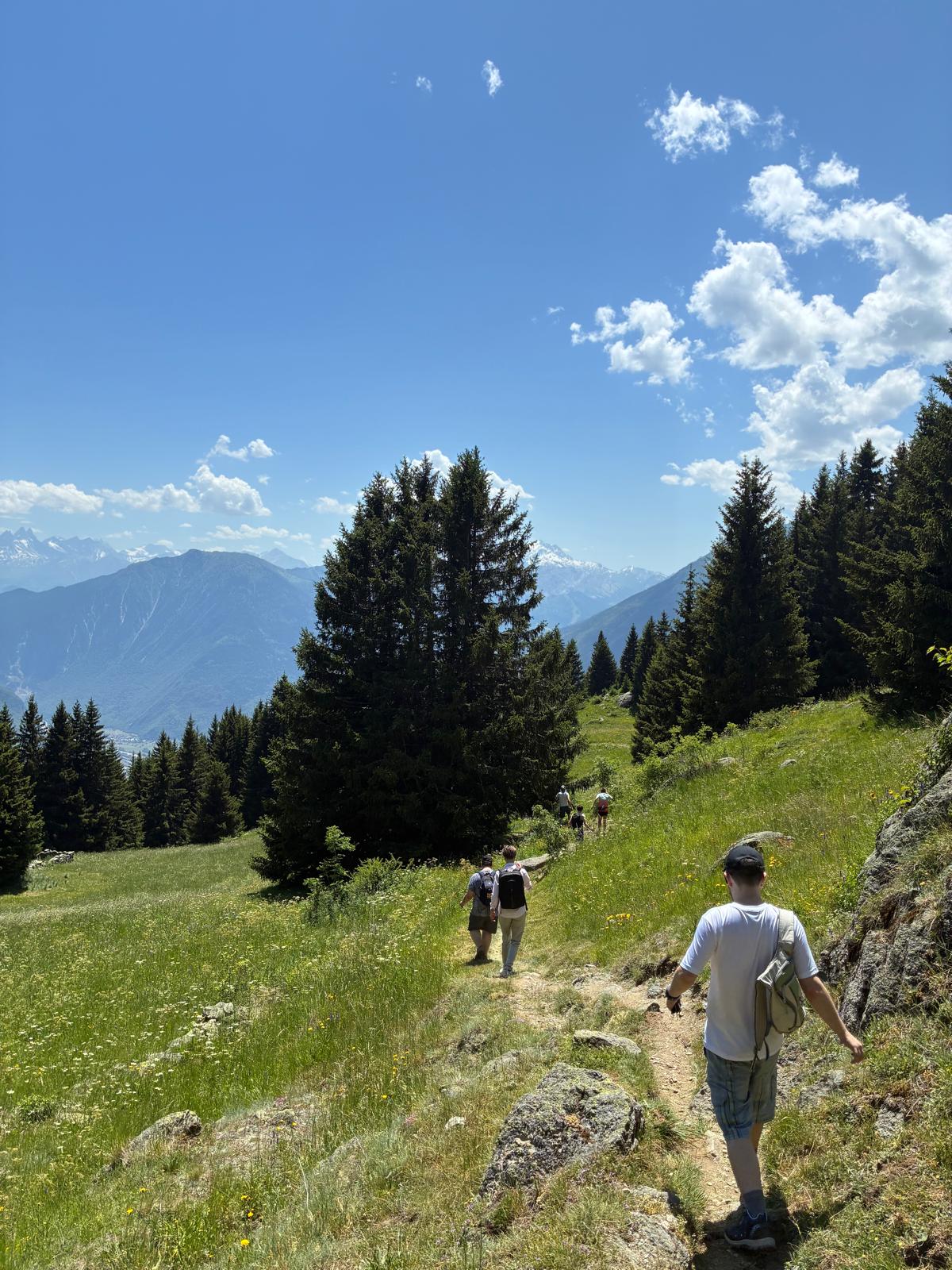 Groupe de randonneurs en montagne