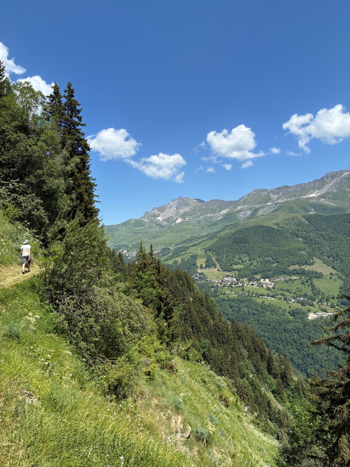 Sentier de randonnée surplombant la vallée